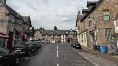Viktorya dönemi mimarisi, taş binalar ve İskoçya 'nın Pitlochry kentindeki yerel atmosferi ile şehir sokakları.