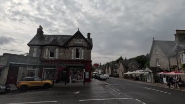 Viktorya dönemi mimarisi, taş binalar ve İskoçya 'nın Pitlochry kentindeki yerel atmosferi ile şehir sokakları.