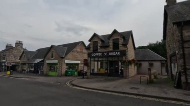 Viktorya dönemi mimarisi, taş binalar ve İskoçya 'nın Pitlochry kentindeki yerel atmosferi ile şehir sokakları.