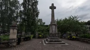 Viktorya dönemi mimarisi, taş binalar ve İskoçya 'nın Pitlochry kentindeki yerel atmosferi ile şehir sokakları.