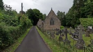 Viktorya dönemi mimarisi, taş binalar ve İskoçya 'nın Pitlochry kentindeki yerel atmosferi ile şehir sokakları.