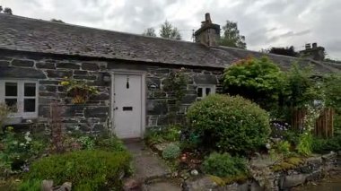 Viktorya dönemi mimarisi, taş binalar ve İskoçya 'nın Pitlochry kentindeki yerel atmosferi ile şehir sokakları.