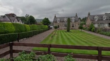 Viktorya dönemi mimarisi, taş binalar ve İskoçya 'nın Pitlochry kentindeki yerel atmosferi ile şehir sokakları.