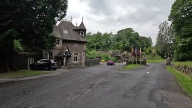 Viktorya dönemi mimarisi, taş binalar ve İskoçya 'nın Pitlochry kentindeki yerel atmosferi ile şehir sokakları.