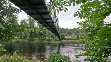 Tummel Nehri 'ne yayılan yaya demir asma köprüsü, İskoçya' daki Port-na-Craig 'i Pitlochry' ye bağlıyor..