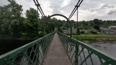 Tummel Nehri 'ne yayılan yaya demir asma köprüsü, İskoçya' daki Port-na-Craig 'i Pitlochry' ye bağlıyor..