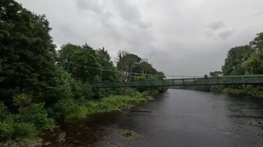 Tummel Nehri 'ne yayılan yaya demir asma köprüsü, İskoçya' daki Port-na-Craig 'i Pitlochry' ye bağlıyor..