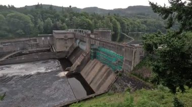 Pitlochry beton yerçekimi barajının bir parçası Tummel hidroelektrik şeması İskoç Perthshire kırsalındaki Loch Faskally yakınlarındaki Tummel Nehri 'nde somon balığı merdiveni olarak kullanılıyor..