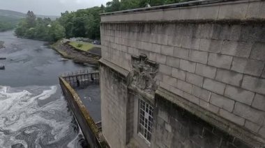 Pitlochry beton yerçekimi barajının bir parçası Tummel hidroelektrik şeması İskoç Perthshire kırsalındaki Loch Faskally yakınlarındaki Tummel Nehri 'nde somon balığı merdiveni olarak kullanılıyor..