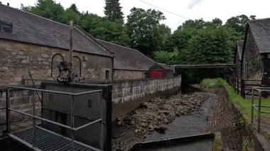 Blair Athol İskoç Highlands Perthshire Pitlochry yakınlarındaki tek malt viski fabrikası binaları.