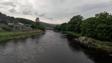 Hızlı akan Tummel Nehri Pitlochry şehir merkezinden geçiyor İskoç Highlands Perthshire kırsalındaki tarihi binaların bulunduğu taş köprüler.