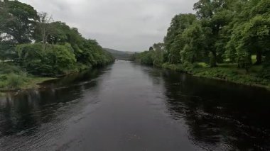 Hızlı akan Tummel Nehri Pitlochry şehir merkezinden geçiyor İskoç Highlands Perthshire kırsalındaki tarihi binaların bulunduğu taş köprüler.
