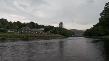 Hızlı akan Tummel Nehri Pitlochry şehir merkezinden geçiyor İskoç Highlands Perthshire kırsalındaki tarihi binaların bulunduğu taş köprüler.