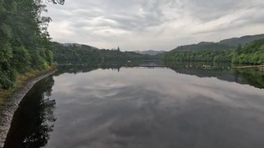 Hızlı akan Tummel Nehri Pitlochry şehir merkezinden geçiyor İskoç Highlands Perthshire kırsalındaki tarihi binaların bulunduğu taş köprüler.