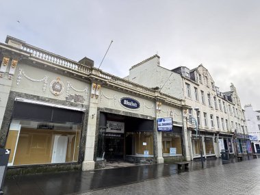 Perth İskoçya 'daki binalar, sokaklar ve şehir merkezi havası kış günü tarihi yapılar ve terk edilmiş çürük bölgeler gösteriyor.