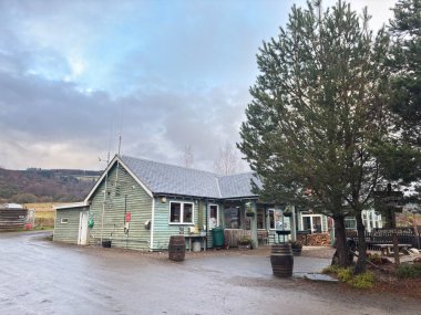 İskoçya 'nın Perthshire yakınlarındaki Dull yakınlarındaki Highland Safari binasının kırsal kesiminde kış günü.