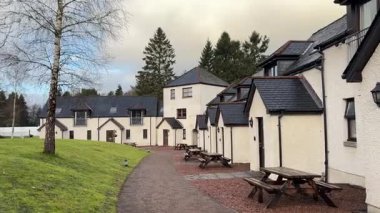 Aberfeldy Scotland Perthshire 'da Moness Resort' u oluşturan binalarda kış günü otelin kendi kendine hizmet veren kır evleri ve dinlenme tesisleri yer alıyor..