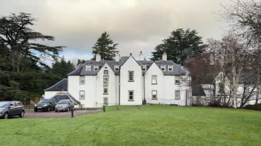 Aberfeldy Scotland Perthshire 'da Moness Resort' u oluşturan binalarda kış günü otelin kendi kendine hizmet veren kır evleri ve dinlenme tesisleri yer alıyor..