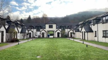 Aberfeldy Scotland Perthshire 'da Moness Resort' u oluşturan binalarda kış günü otelin kendi kendine hizmet veren kır evleri ve dinlenme tesisleri yer alıyor..