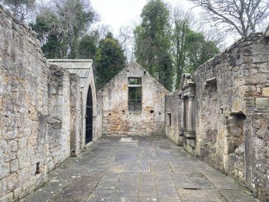 St. Bridget 's Kirk ortaçağ kilise kalıntıları Fife İskoçya' da bulunan Dalgety Körfezi yakınlarında kış günü Firth of Forth manzaralı..