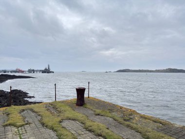 I. Dünya Savaşı, İskoçya 'nın Dalgety Körfezi yakınlarındaki Fife sahilindeki Braefoot Point iskelesinde kış günü kıyı manzaralı bir iskelenin kalıntıları..