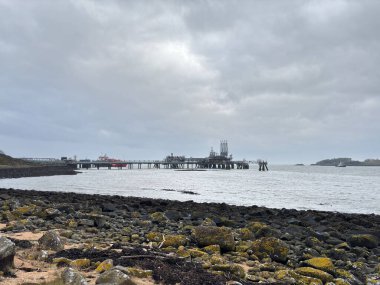 Dalgety Körfezi İskoçya yakınlarındaki Fife kıyısındaki Braefoot Petrol ve LPG Terminali kış günü deniz tankerleriyle sıvılaştırılmış petrol gazı ihraç ettikleri için..