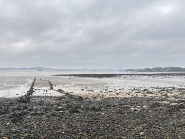 Fife sahilindeki Braefoot Körfezi 'ni çevreleyen engebeli kayalık kıyı şeridi İskoçya kışın doğal kaya oluşumlarını ve kışın deniz manzaralarını gösteriyor..