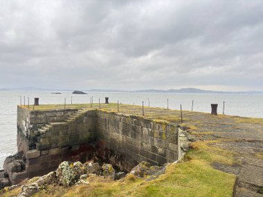 I. Dünya Savaşı, İskoçya 'nın Dalgety Körfezi yakınlarındaki Fife sahilindeki Braefoot Point iskelesinde kış günü kıyı manzaralı bir iskelenin kalıntıları..