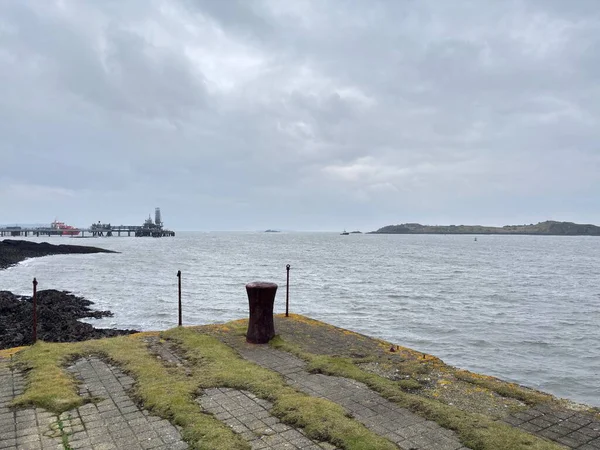 I. Dünya Savaşı, İskoçya 'nın Dalgety Körfezi yakınlarındaki Fife sahilindeki Braefoot Point iskelesinde kış günü kıyı manzaralı bir iskelenin kalıntıları..