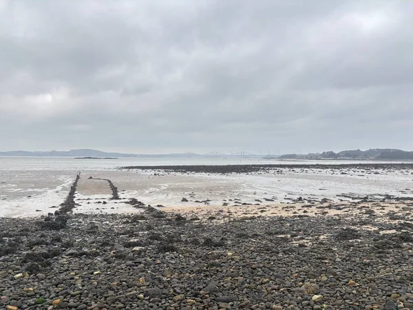 Fife sahilindeki Braefoot Körfezi 'ni çevreleyen engebeli kayalık kıyı şeridi İskoçya kışın doğal kaya oluşumlarını ve kışın deniz manzaralarını gösteriyor..