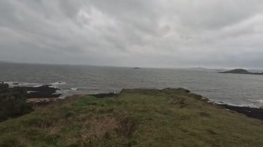 2. Dünya Savaşı 'nda İskoçya' nın Dalgety Körfezi yakınlarındaki Charles Hill Bataryası 'nda Fife kıyı savunmasının bir parçası olan askeri binaların kalıntıları..