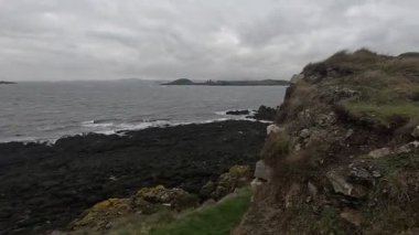 2. Dünya Savaşı 'nda İskoçya' nın Dalgety Körfezi yakınlarındaki Charles Hill Bataryası 'nda Fife kıyı savunmasının bir parçası olan askeri binaların kalıntıları..