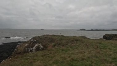 Fife sahilindeki Braefoot Körfezi 'ni çevreleyen engebeli kayalık kıyı şeridi İskoçya kışın doğal kaya oluşumlarını ve kışın deniz manzaralarını gösteriyor..