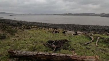 Fife sahilindeki Braefoot Körfezi 'ni çevreleyen engebeli kayalık kıyı şeridi İskoçya kışın doğal kaya oluşumlarını ve kışın deniz manzaralarını gösteriyor..