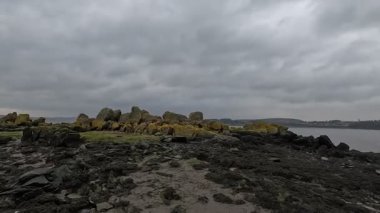Fife sahilindeki Braefoot Körfezi 'ni çevreleyen engebeli kayalık kıyı şeridi İskoçya kışın doğal kaya oluşumlarını ve kışın deniz manzaralarını gösteriyor..