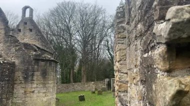 St. Bridget 's Kirk ortaçağ kilise kalıntıları Fife İskoçya' da bulunan Dalgety Körfezi yakınlarında kış günü Firth of Forth manzaralı..