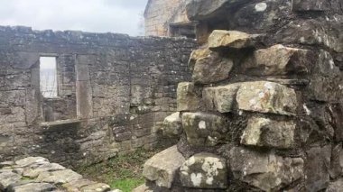 St. Bridget 's Kirk ortaçağ kilise kalıntıları Fife İskoçya' da bulunan Dalgety Körfezi yakınlarında kış günü Firth of Forth manzaralı..