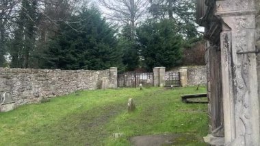 St. Bridget 's Kirk ortaçağ kilise kalıntıları Fife İskoçya' da bulunan Dalgety Körfezi yakınlarında kış günü Firth of Forth manzaralı..