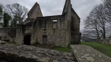 St. Bridget 's Kirk ortaçağ kilise kalıntıları Fife İskoçya' da bulunan Dalgety Körfezi yakınlarında kış günü Firth of Forth manzaralı..