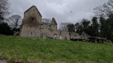 St. Bridget 's Kirk ortaçağ kilise kalıntıları Fife İskoçya' da bulunan Dalgety Körfezi yakınlarında kış günü Firth of Forth manzaralı..