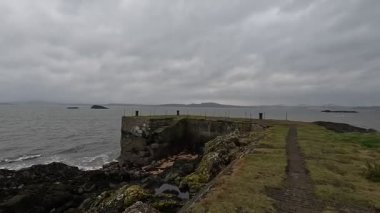 I. Dünya Savaşı, İskoçya 'nın Dalgety Körfezi yakınlarındaki Fife sahilindeki Braefoot Point iskelesinde kış günü kıyı manzaralı bir iskelenin kalıntıları..