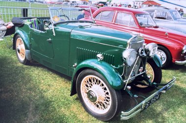 1990 'larda İskoçya' daki araba fuarında klasik araçlar ve otomotiv geçmişi sergilenen klasik arabalar.