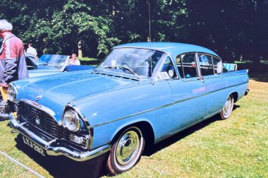 1990 'larda İskoçya' daki araba fuarında klasik araçlar ve otomotiv geçmişi sergilenen klasik arabalar.