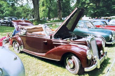 1990 'larda İskoçya' daki araba fuarında klasik araçlar ve otomotiv geçmişi sergilenen klasik arabalar.