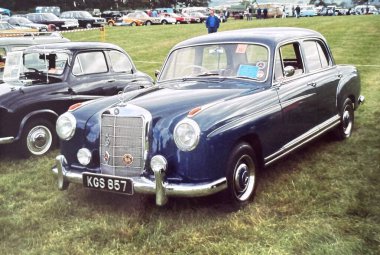 1990 'larda İskoçya' daki araba fuarında klasik araçlar ve otomotiv geçmişi sergilenen klasik arabalar.