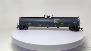 Walthers LPG tank yük vagonu. Detaylı eşleşen tekerlekleri ve harfleri olan bir yük vagonu. Duvar yazısı ve hava durumu.