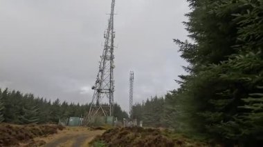İskoçya sınırındaki Hartside Tepesi 'nin en üst manzarası trigonometri işaretleyicisi ve çevresindeki kırsal ve yükseltilerle iletişim kulesi de dahil..