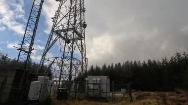 İskoçya sınırındaki Hartside Tepesi 'nin en üst manzarası trigonometri işaretleyicisi ve çevresindeki kırsal ve yükseltilerle iletişim kulesi de dahil..