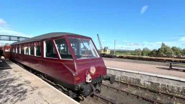 İskoçya 'daki Strathspey Demiryolu' nda tarihi buhar lokomotiflerini korumuş Spey Nehri boyunca manzaralı yolculuklar yapmış ve Aviemore 'dan Garten ve Broomhill' in teknesine Cairngorm Dağları 'nı geçmiş..