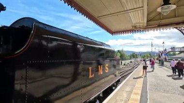 İskoçya 'daki Strathspey Demiryolu' nda tarihi buhar lokomotiflerini korumuş Spey Nehri boyunca manzaralı yolculuklar yapmış ve Aviemore 'dan Garten ve Broomhill' in teknesine Cairngorm Dağları 'nı geçmiş..